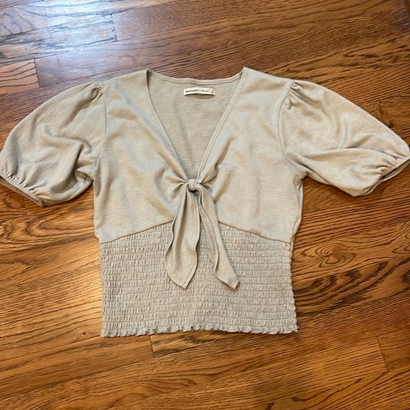 Abercrombie & Fitch Puff Sleeve Smocked sage green Top size small - Picture 1 of 4